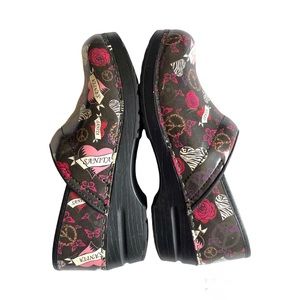 Sanita Danish Patent Leather Clogs Black Heart Peace Women 38 US 7.5 SCUFFING
